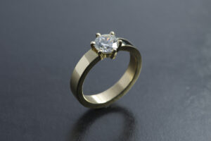 Solitaire in Gelbgold mit Diamant