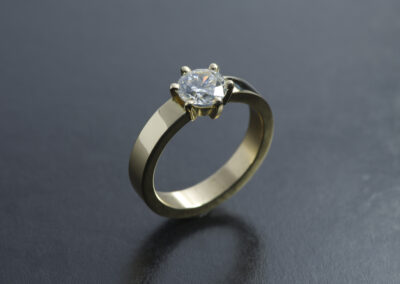 Solitaire in Gelbgold mit Diamant