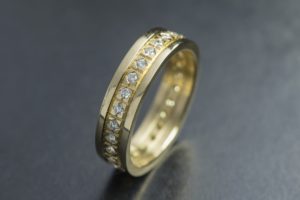 Goldschmied Alain Aebi, Burgdorf: Ring in Gelbgold mit Diamanten