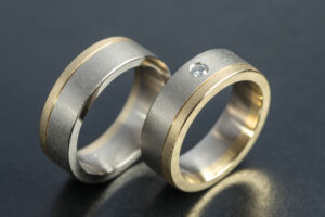 Ehering Gelb-Weissgold mit Diamant