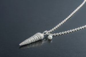 Anhänger in Silber mit Perle