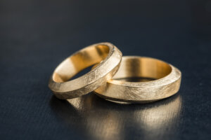 Zwei Eheringe: Roségold, mattiert im Kreis