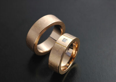 Eheringe: Rotgold mit Diamant-Carré