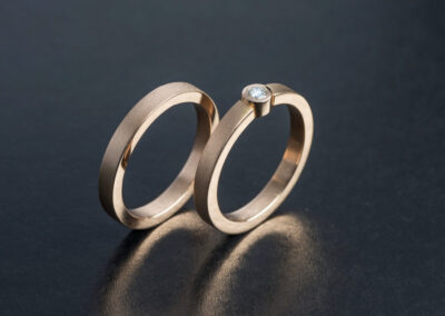 Eheringe: Rotgold mit Diamant, geschlagener Finish